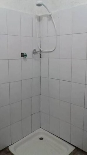 Economy Double Room | Bathroom shower