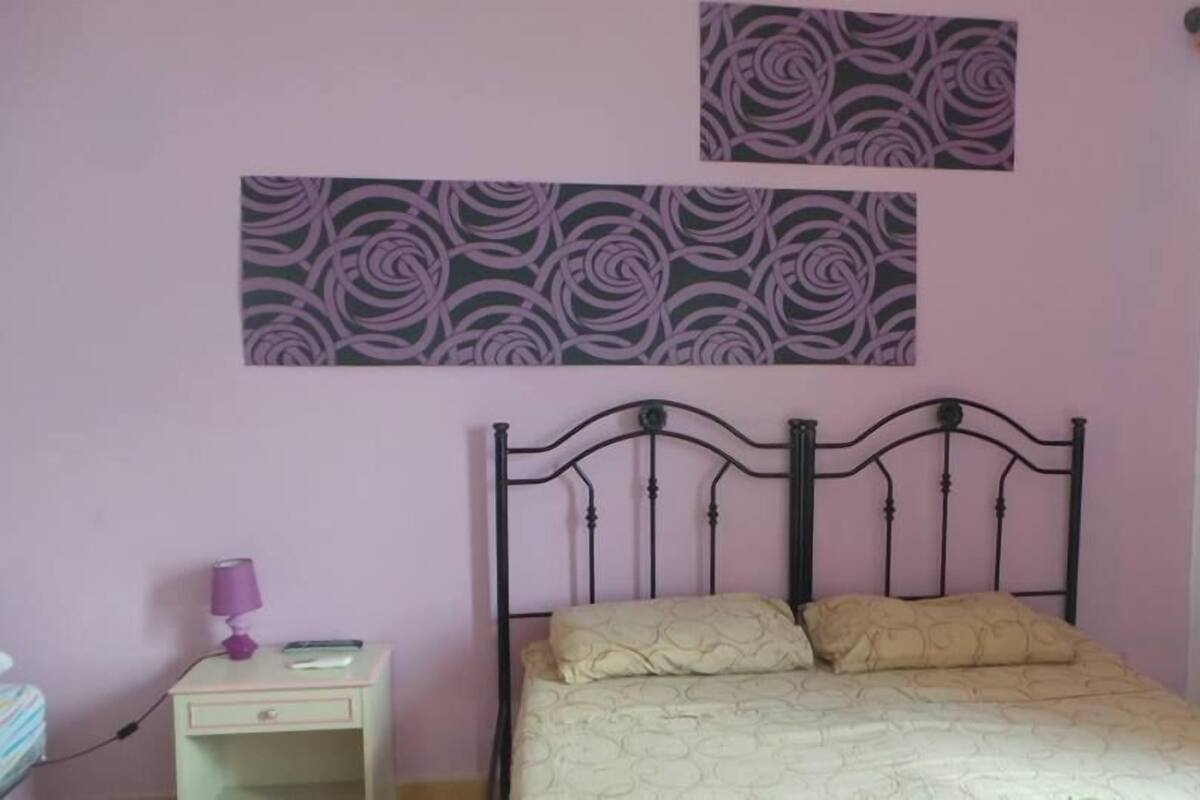 Quarto triplo superior, banheiro compartilhado, vista para o mar | Berços (sobretaxa), Wi-Fi de cortesia, roupa de cama