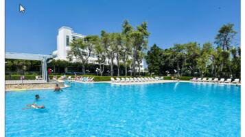 Piscine extérieure (ouverte en saison)