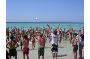 A crowded beach with people enjoying the water. - Hotel Club Astor (Ugento)