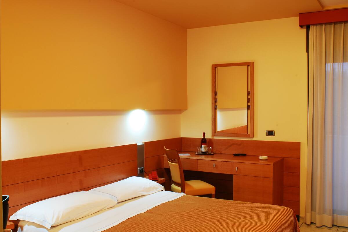 Minibar, in-room safe, desk, WiFi (free)