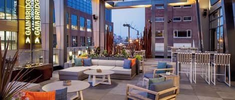 2 restaurants, American cuisine