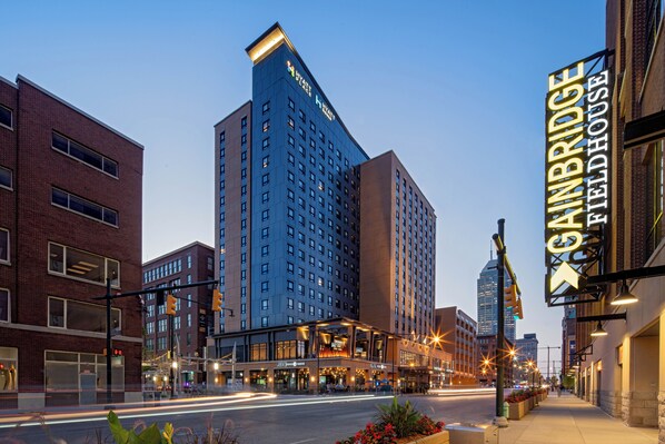 Een hotel met een opvallend bord waarop staat 'Sainbridge Fieldhouse'.