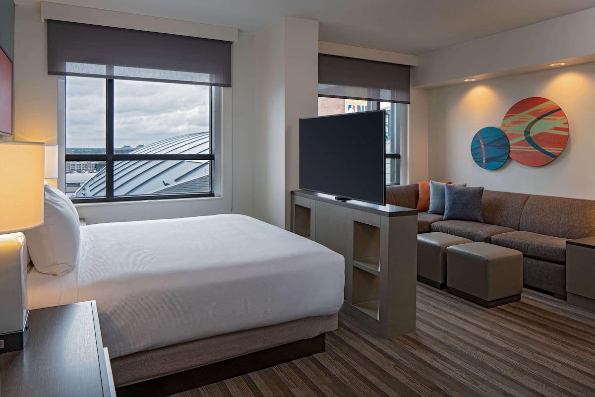 Studio Suite, 1 King Bed with Sofa bed | 1 bedroom, hypo-allergenic bedding, in-room safe, desk