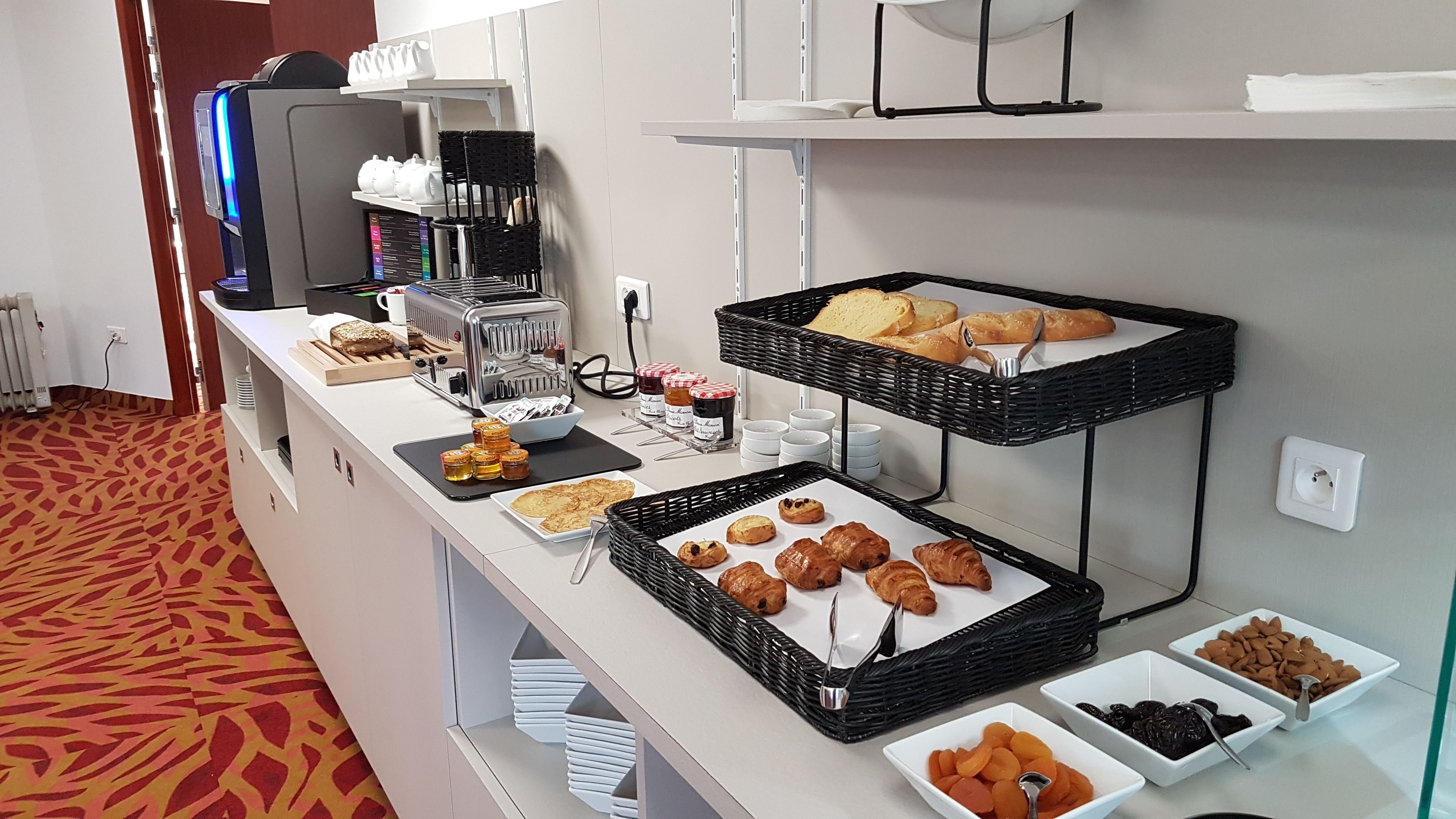 Daily continental breakfast (EUR 12 per person)