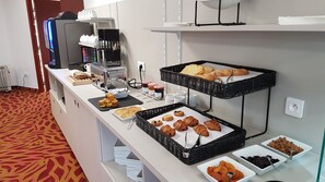 Tägliches kontinentales Frühstück (12 EUR pro Person)