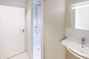 Hair dryer, towels, soap, shampoo - The Originals City, Hôtel Acadine, Pont-Audemer (Pont-Audemer)