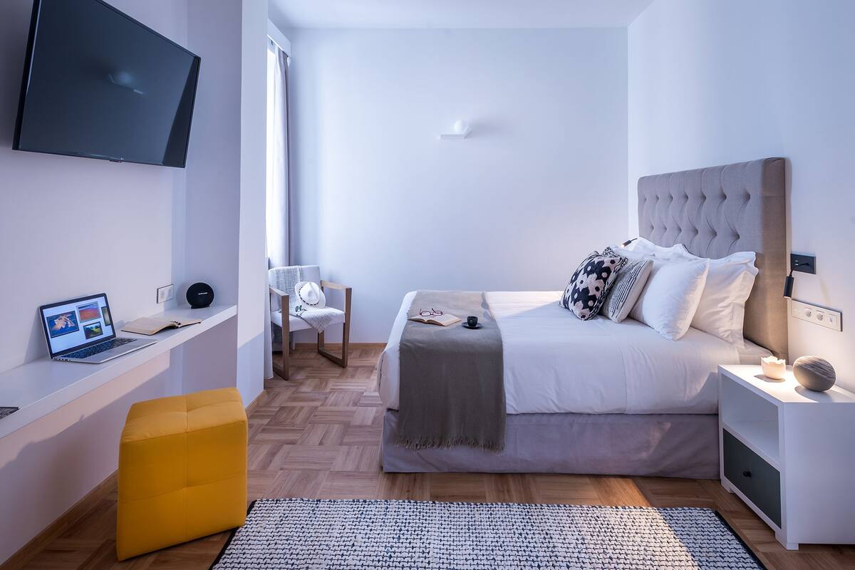 Kamar Standar | Seprai premium, isi minibar gratis, brankas, dan meja kerja