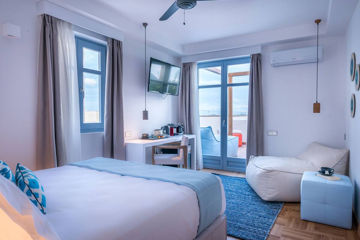 Kamar Double Junior, akses ke kolam renang, pemandangan laut (Private Terrace) | Seprai premium, isi minibar gratis, brankas, dan meja kerja