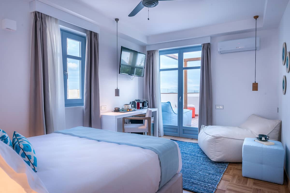 Habitación doble junior, acceso a la alberca, vista al mar (Private Terrace) | Ropa de cama de alta calidad y artículos del minibar gratis