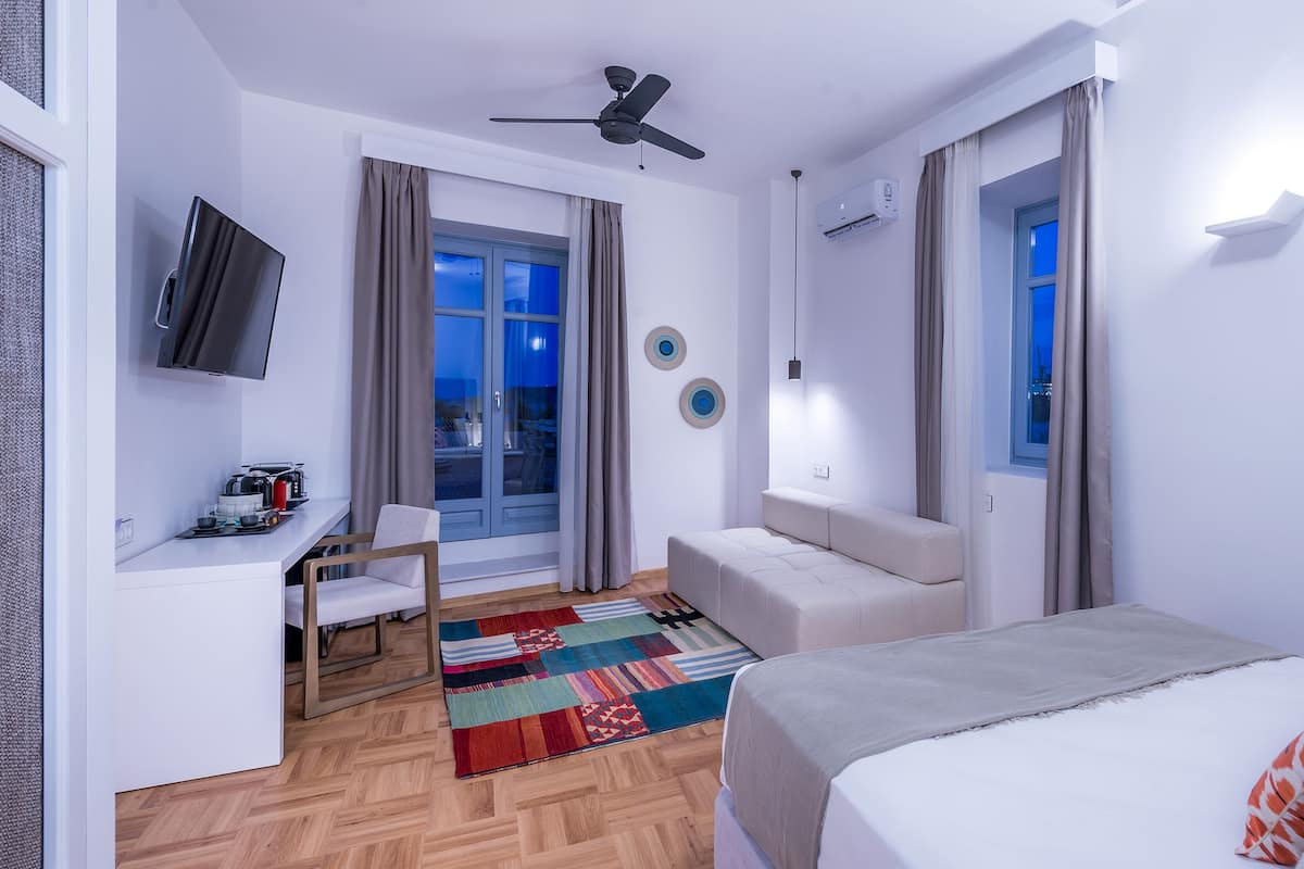Kamar Junior, pemandangan laut | Seprai premium, isi minibar gratis, brankas, dan meja kerja