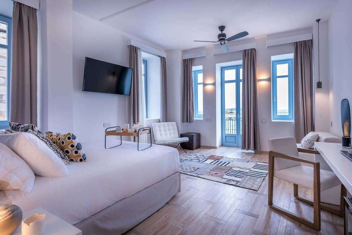 Suite Junior, pemandangan laut (Panoramic) | Seprai premium, isi minibar gratis, brankas, dan meja kerja