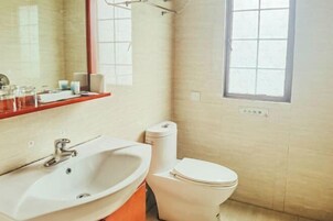 Un baño con lavabo, inodoro y ventana.
