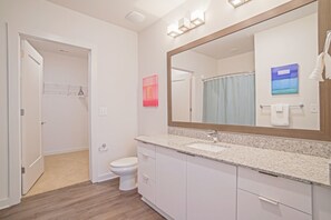 Appartement (Unit # 311) | Salle de bain | Ensemble baignoire-douche, séchoir à cheveux, serviettes fournies