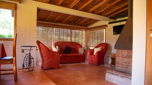 Comfort-Ferienhütte, Mehrere Betten, Nichtraucher | Wohnzimmer | Flachbildfernseher, Kamin