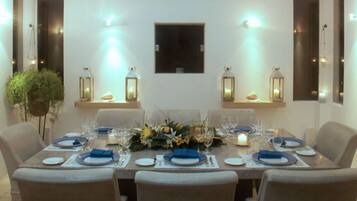 Cooktop, lava-louças, talheres/pratos/utensílios de cozinha