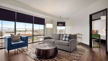 Luxe beddengoed, pillowtop-bedden, een kluis op de kamer, een bureau