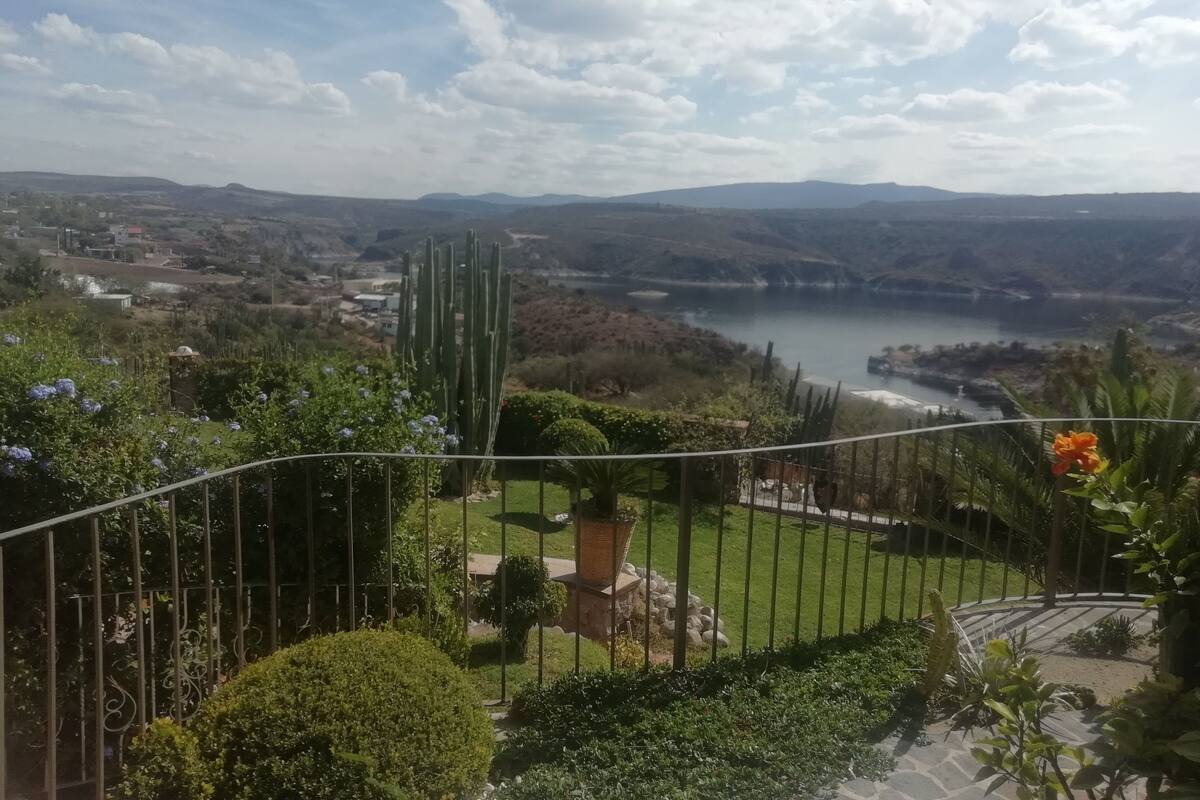 Blackout drapes, free WiFi, bed sheets