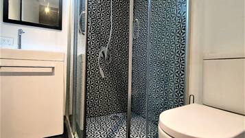 Apartment, Multiple Beds, Non Smoking | Bathroom | Shower, towels