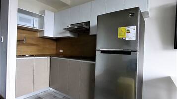 Apartment, Multiple Beds, Non Smoking | Private kitchen | Full-sized fridge, microwave, oven, stovetop