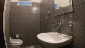 Apartment, Multiple Beds, Non Smoking | Bathroom | Shower, towels - 311  GT23 (Guatemala City)