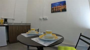 Căn hộ, nhiều giường, không hút thuốc | Khu vực ăn uống tại phòng