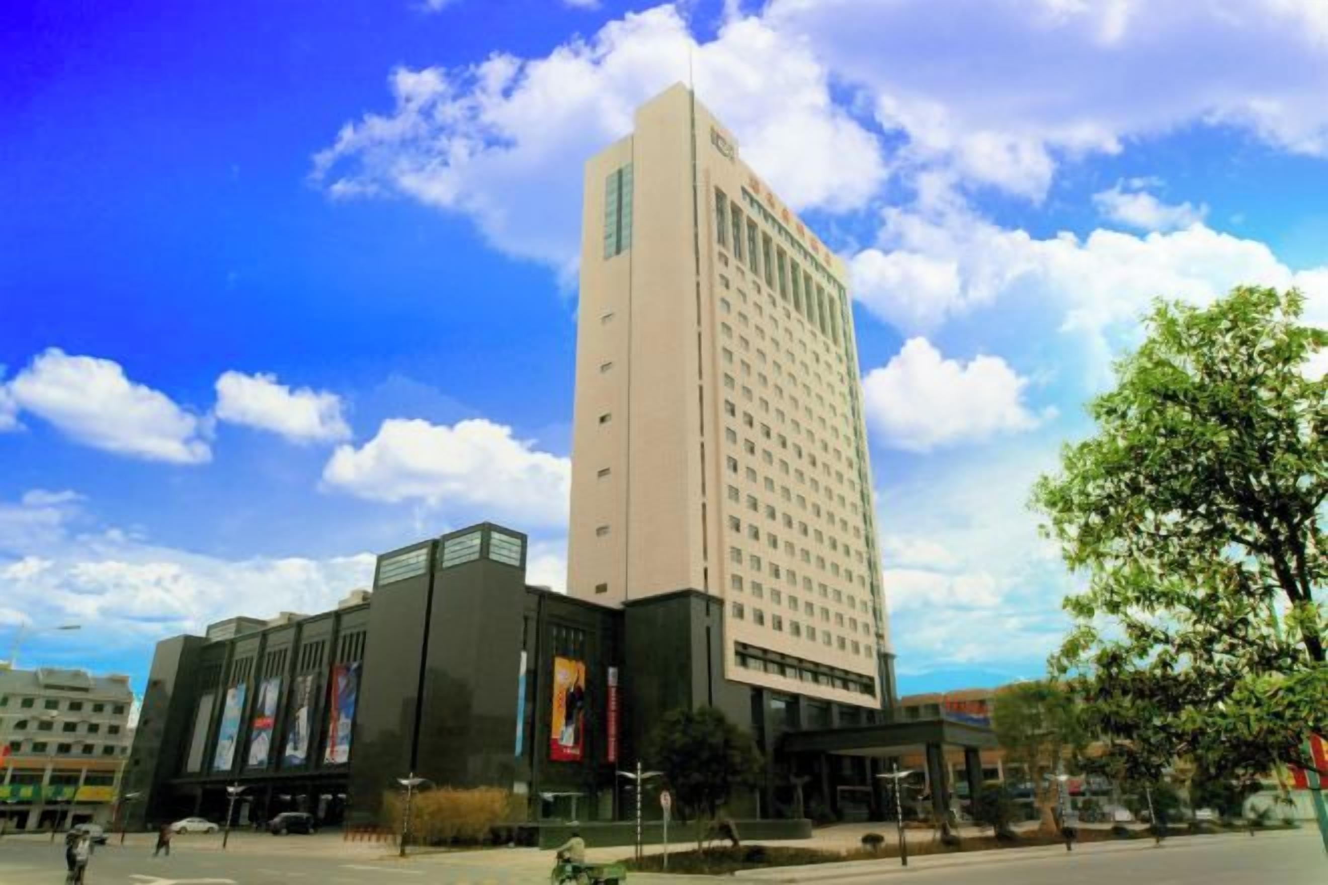 Ein hohes Hotel mit einem markanten Eingang und einer großzügigen Fassade.