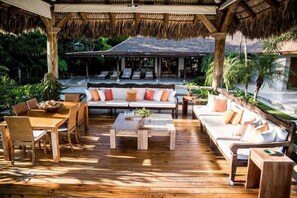 สระว่ายน้ำกลางแจ้งเปิดตามฤดูกาล