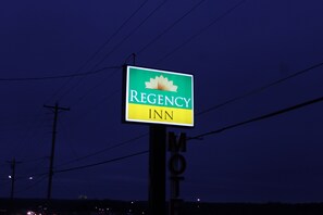A sign for the Regency Inn Motel.