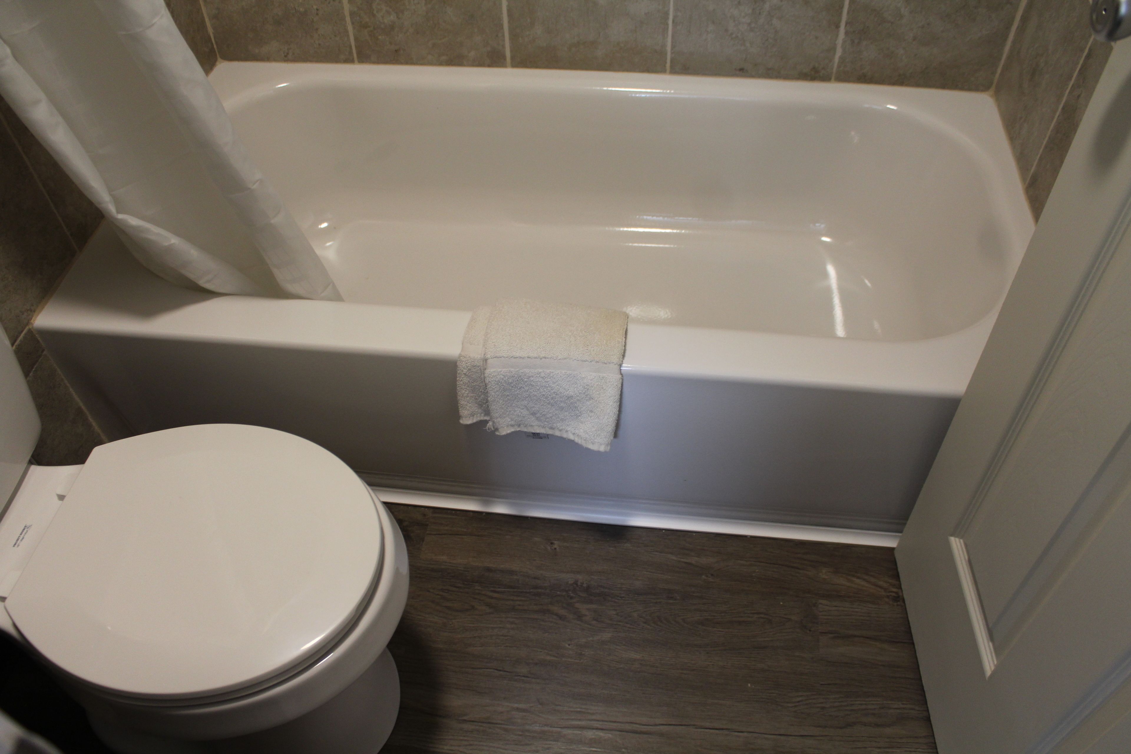 Basic Room, 1 King Bed, Non Smoking | Bathroom