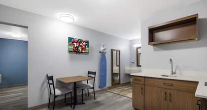 HomeTowne Studios by Red Roof Orange, TX