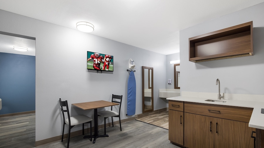 HomeTowne Studios by Red Roof Orange, TX