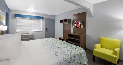 HomeTowne Studios by Red Roof Orange, TX