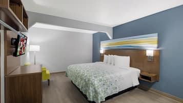 Studio, 1 King Bed, Non Smoking | Blackout drapes, iron/ironing board, WiFi (free), bed sheets