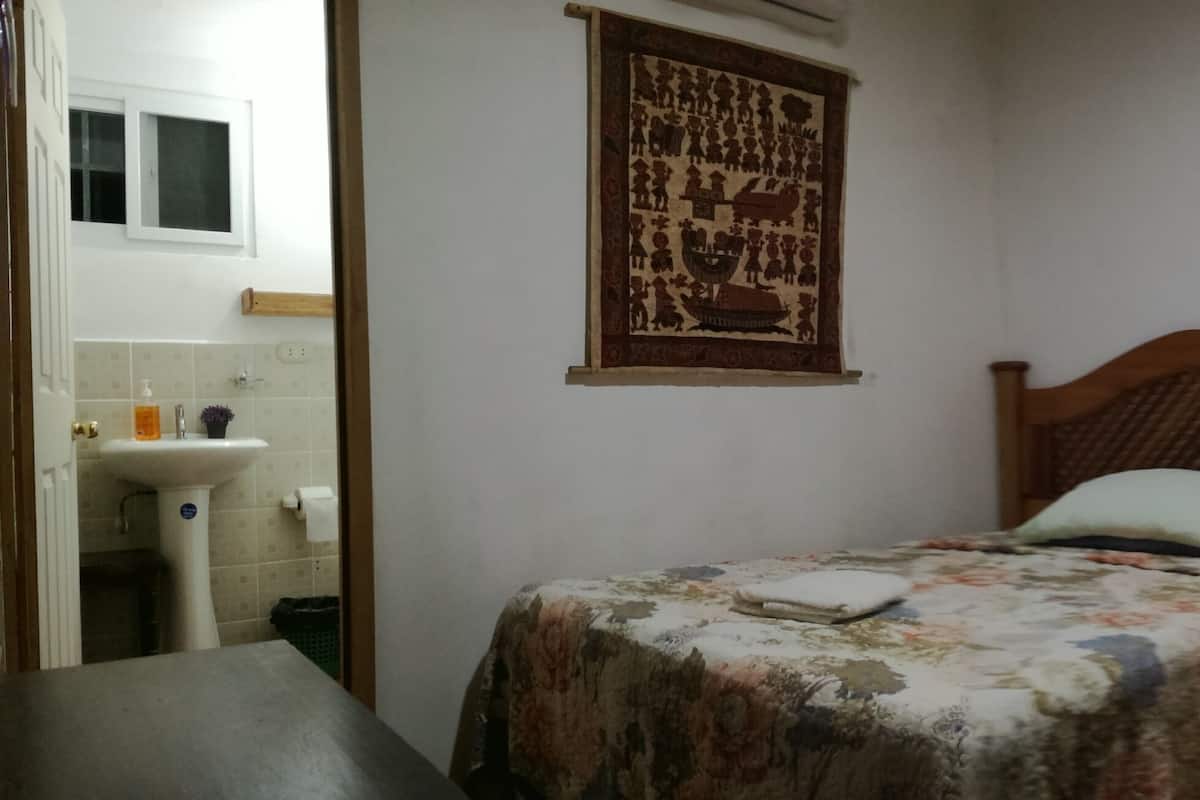 Tirai kedap cahaya, Wi-Fi gratis, dan seprai linen