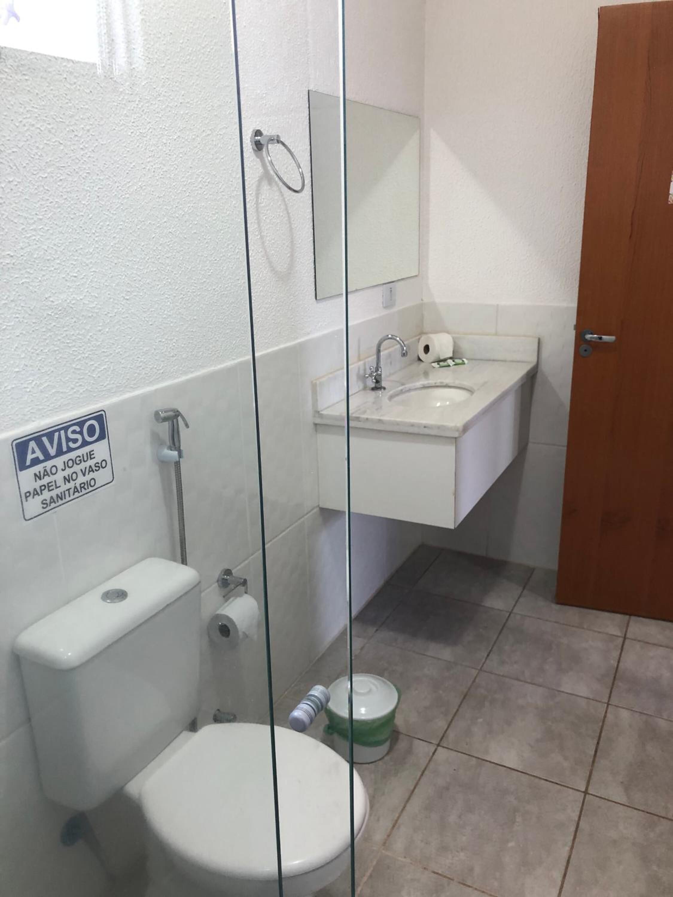 Buồng tắm vòi sen, máy sấy tóc, khăn tắm 