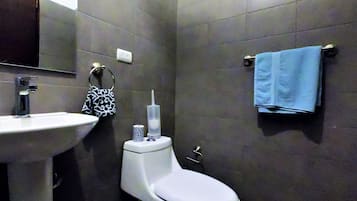 Căn hộ, nhiều giường, không hút thuốc | Phòng tắm | Buồng tắm vòi sen, khăn tắm