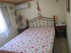 Tabla de planchar con plancha y ropa de cama 