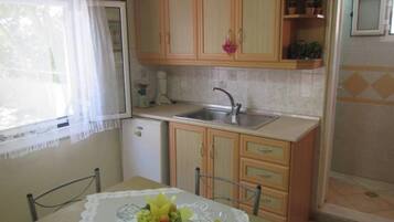 Apartment, 1 Bedroom, City View | Private kitchenette | Stovetop, cookware/dishes/utensils