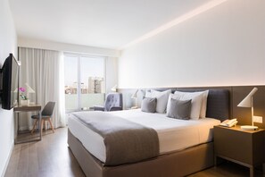 Hypo-allergenic bedding, minibar, in-room safe, desk - Dazzler by Wyndham Lima San Isidro (Lima)