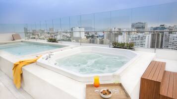 Piscine extérieure, accès possible de 10 h à 22 h, parasols