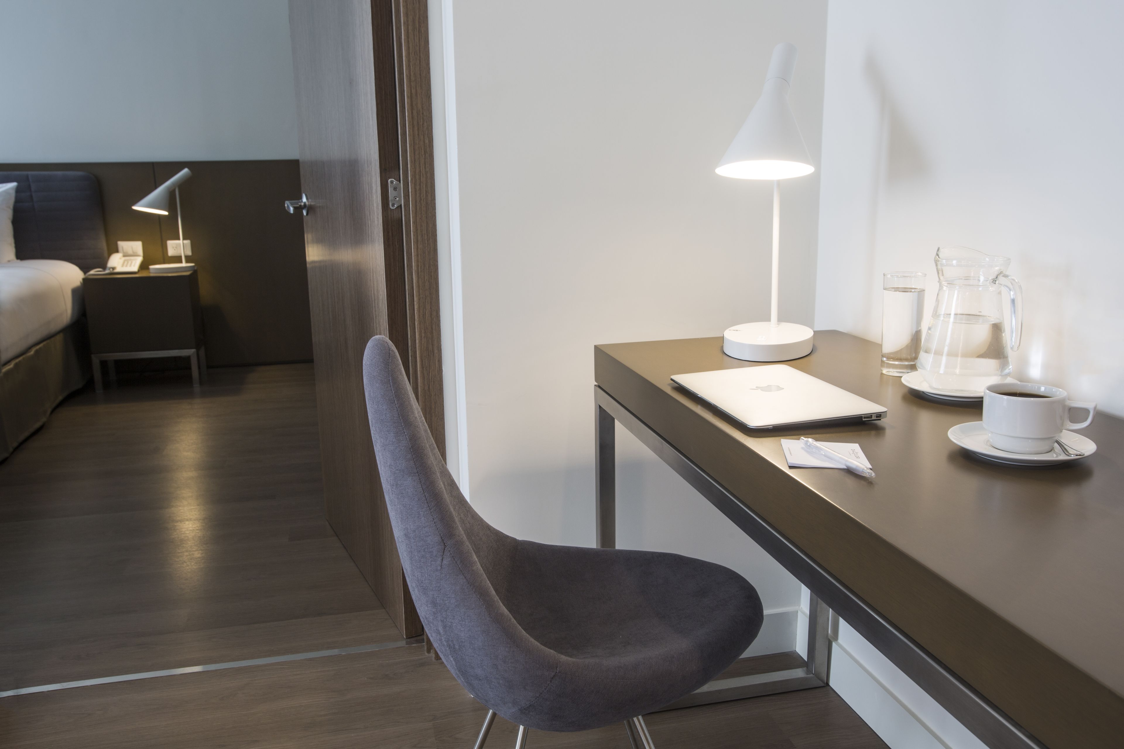 suite, 1 king bed, non smoking | hypo-allergenic bedding, minibar, in-room safe, desk