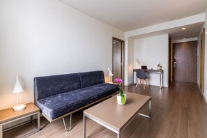 Suite, 1 King Bed, Non Smoking | Hypo-allergenic bedding, minibar, in-room safe, desk