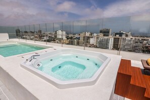 Outdoor pool, open 10:00 AM to 10:00 PM, pool umbrellas, pool loungers - Dazzler by Wyndham Lima San Isidro (Lima)
