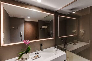 Chuveiro, produtos de toalete grátis, secador de cabelo 