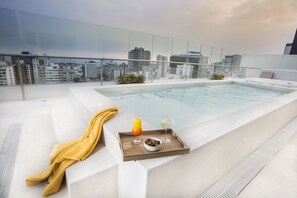 Außenpool, geöffnet von 10:00 Uhr bis 22:00 Uhr, Sonnenschirme