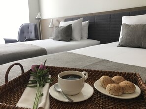 Hypo-allergenic bedding, minibar, in-room safe, desk - Dazzler by Wyndham Lima San Isidro (Lima)