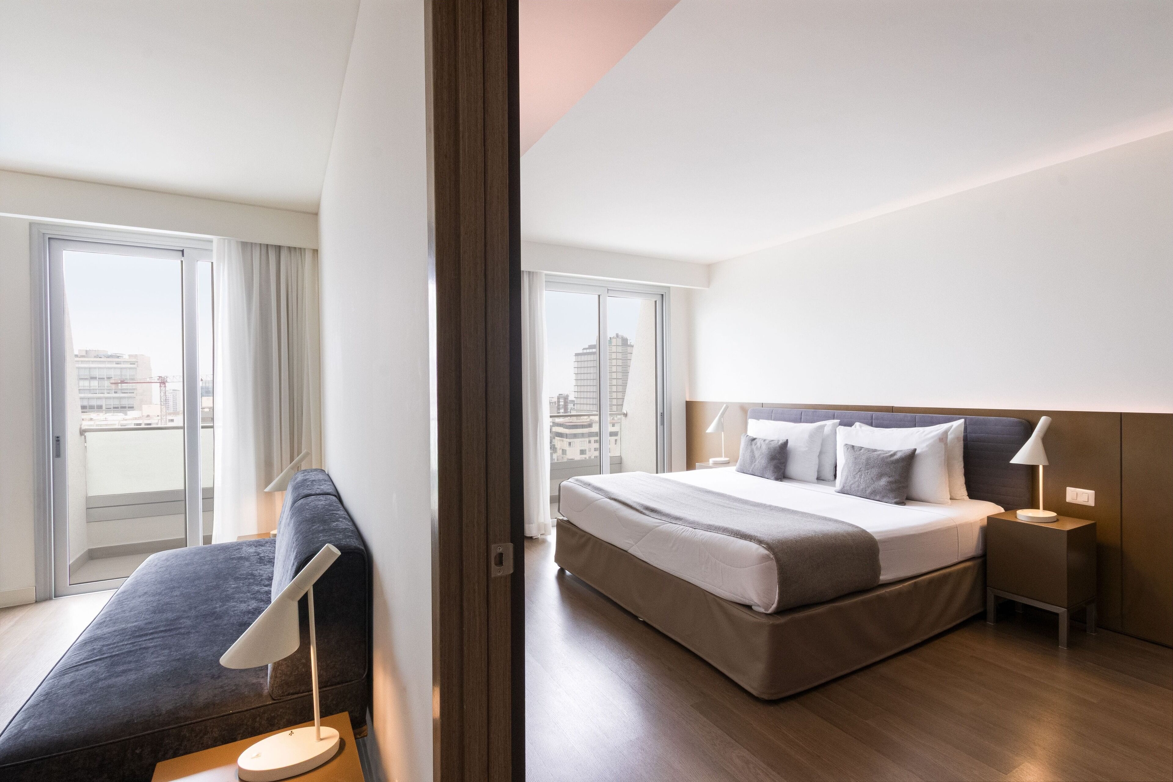 Suite, 1 King Bed, Non Smoking | Hypo-allergenic bedding, minibar, in-room safe, desk