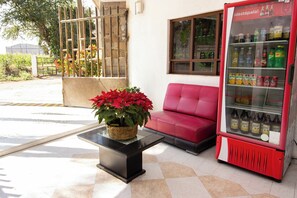 Lobby sitting area - Capital O Hotel Partidor Del Sol (Tlayacapan)