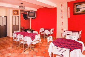 Breakfast, lunch and dinner served - Capital O Hotel Partidor Del Sol, Oaxtepec (Tlayacapan)